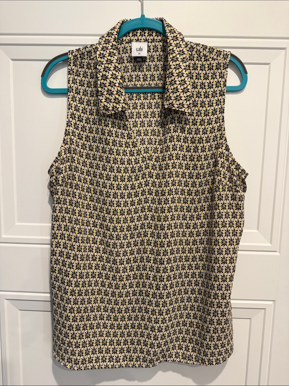CAbi Sleeveless Collared Floral-Print Top in Cream and Black